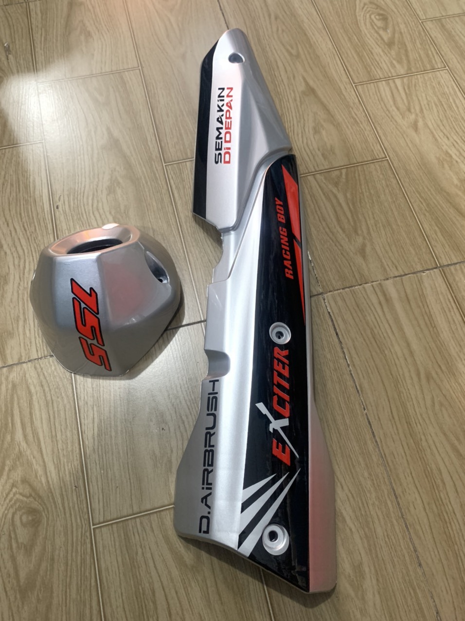 Ốp pô va chụp đích pô xe exciter 155 màu bạc