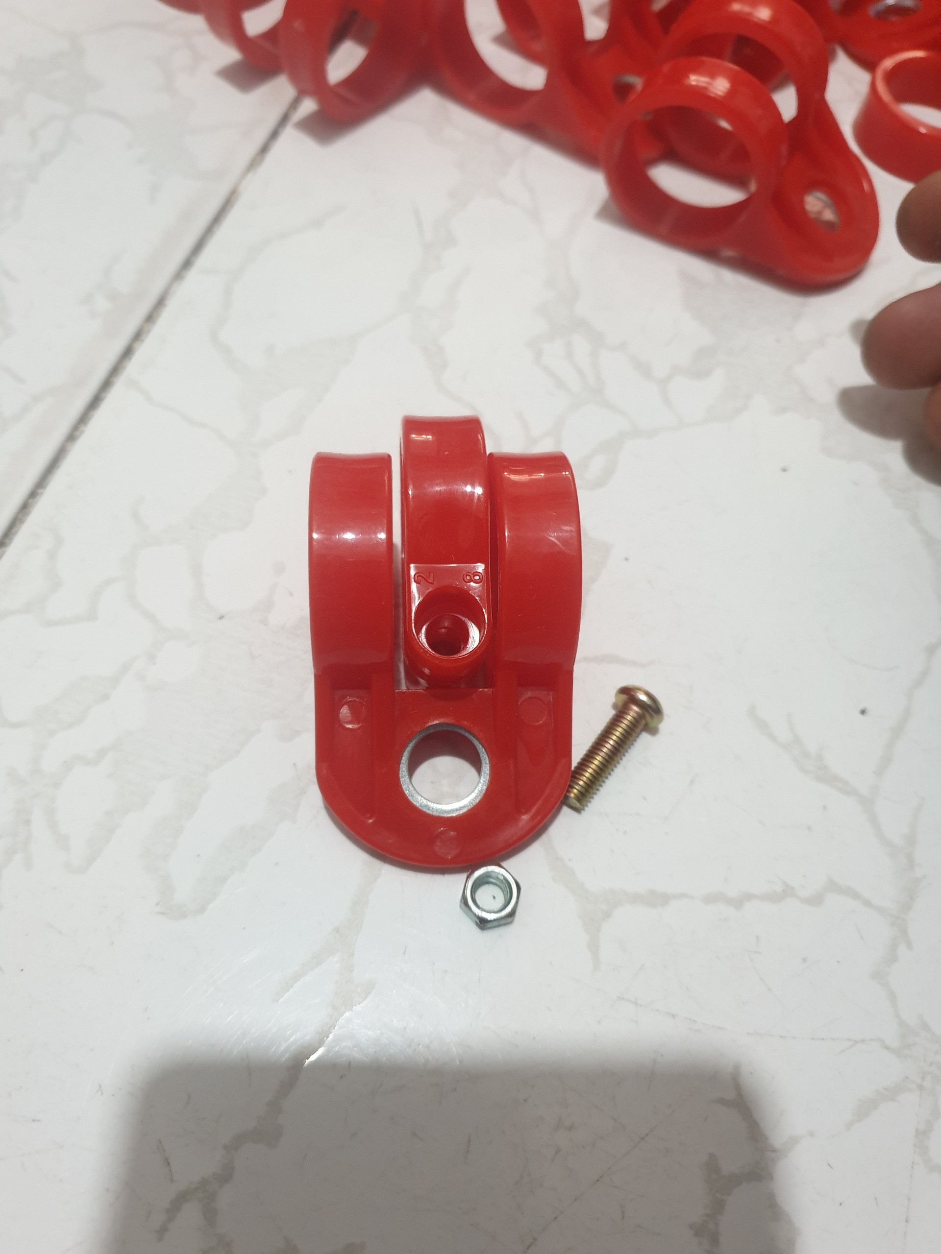 (2 CÁI- NHỰA) MÓC DÂY ĐEO MÁY CẮT CỎ. phi 28mm - 26mm