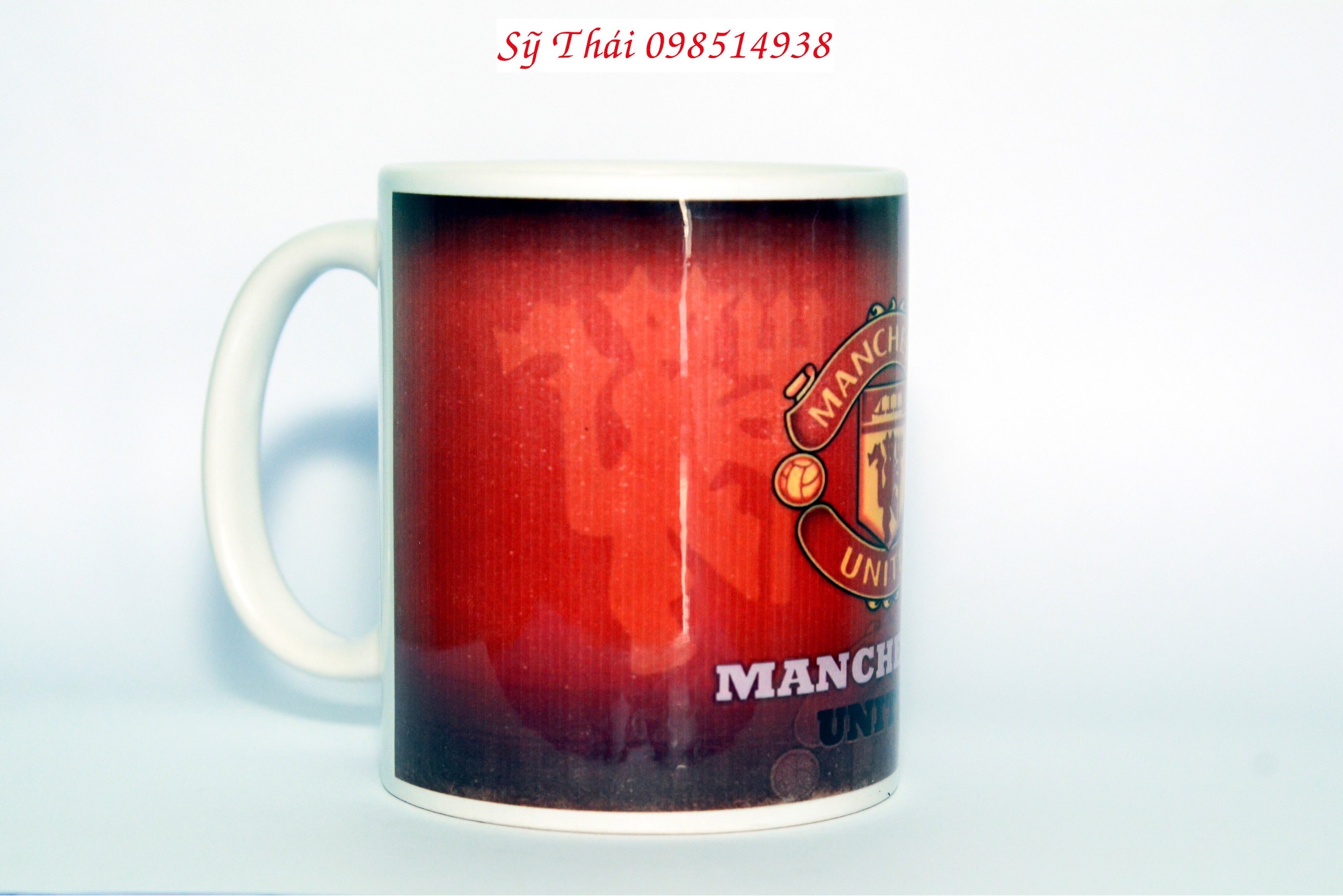 Ly sứ in logo CLB bóng đá Manchester united.