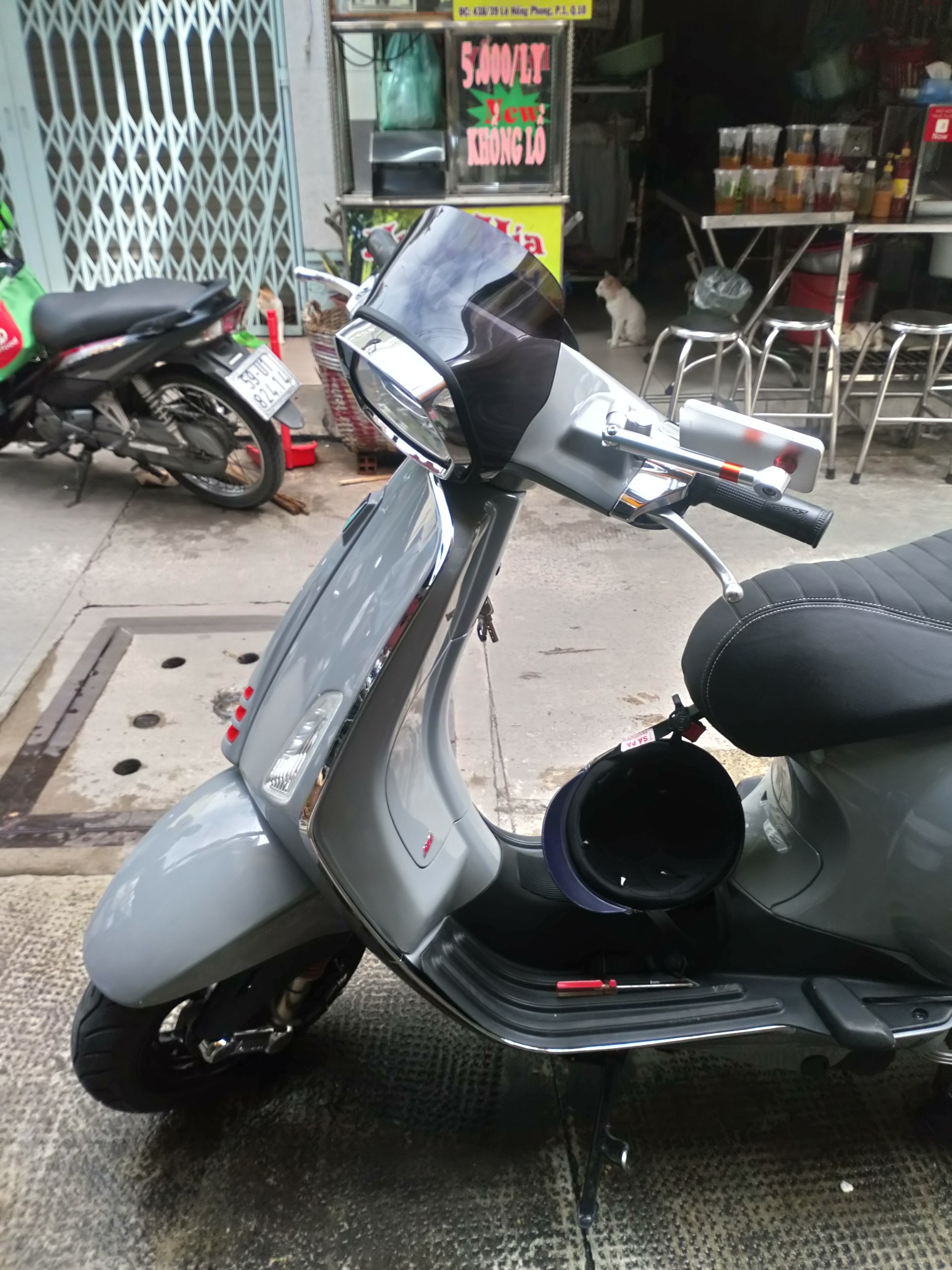 Kính chắn gió vespa không giá đỡ