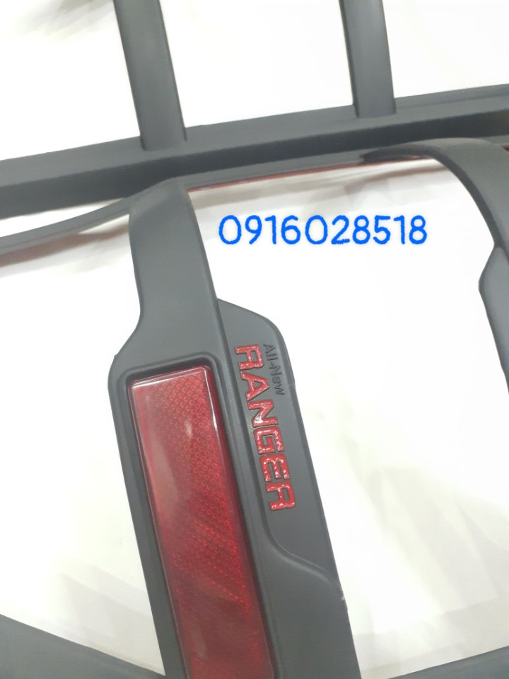 Ốp trang trí đèn hậu Ford Ranger màu đen