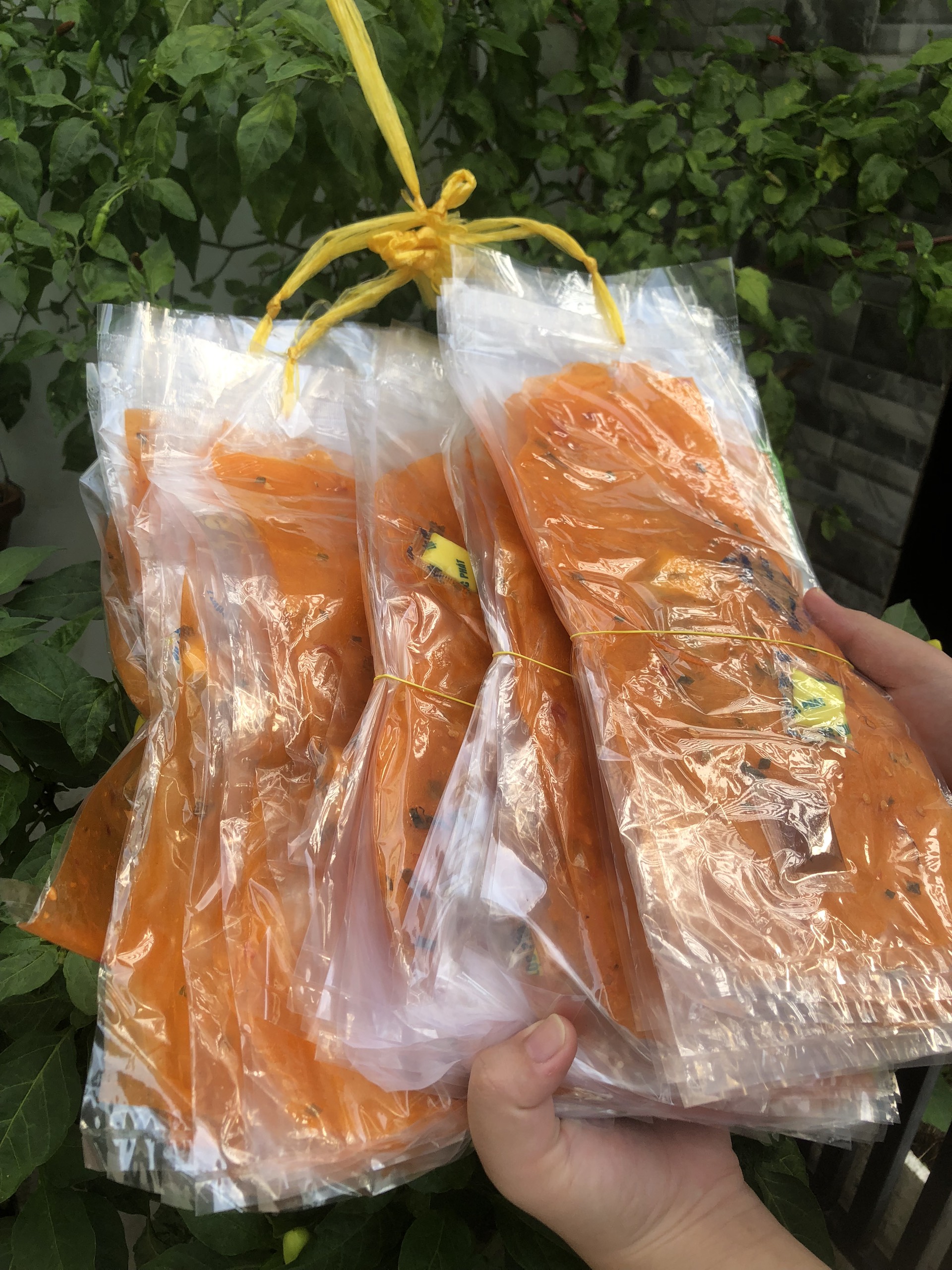 Set gồm 13 bịch Bánh tráng tôm đỏ cuộn Bơ + Muối tôm + Sốt me mềm, dẻo, béo và thơm ngon. Ăn vặt Thanh Trúc 3