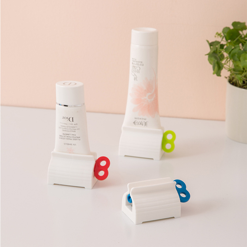 Automatic toothpaste squeezer cleanser