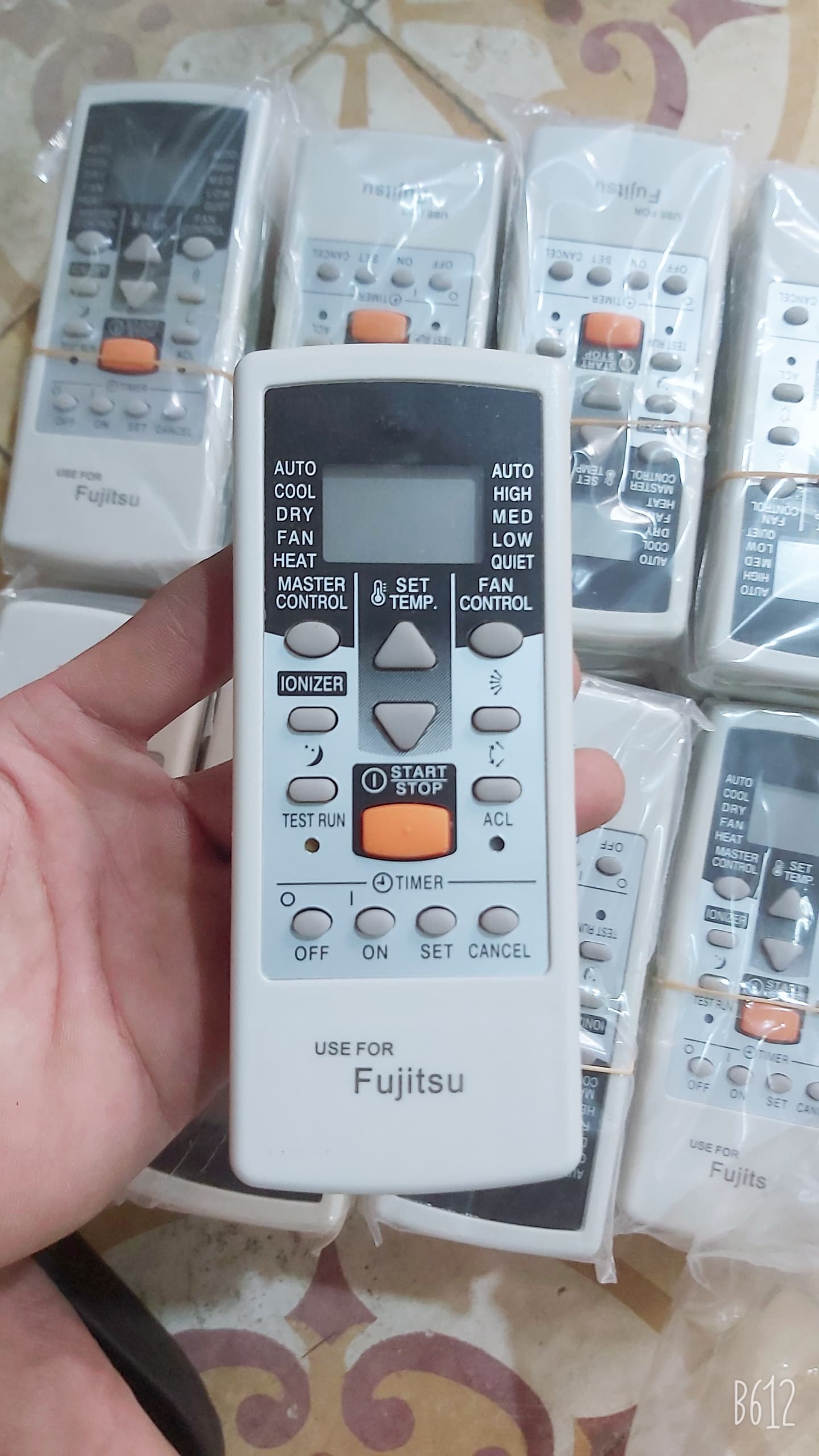 khiên điều hòa fujitsu vuông nút cam