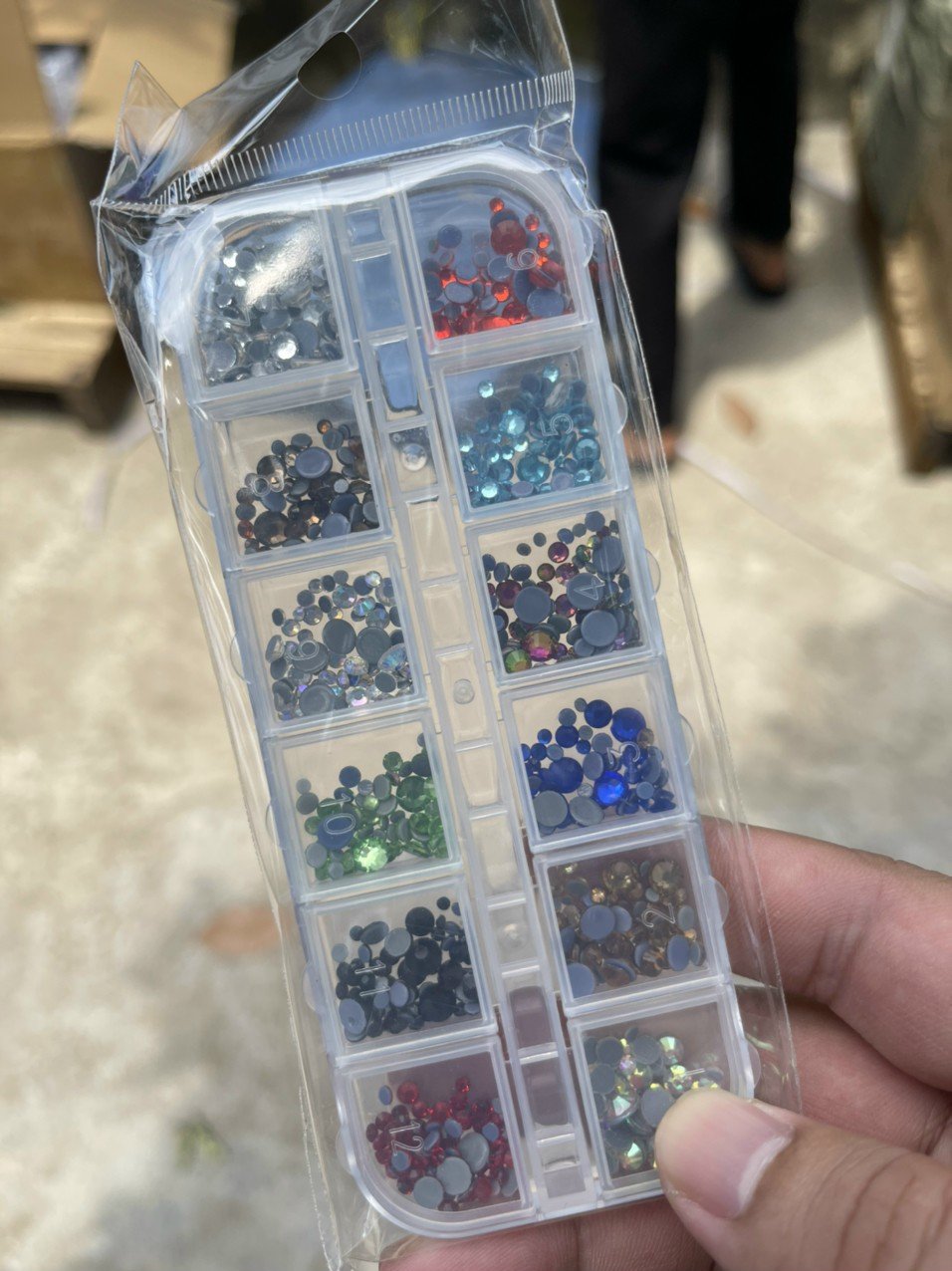 Đá chân keo khay 1440 viên mix size