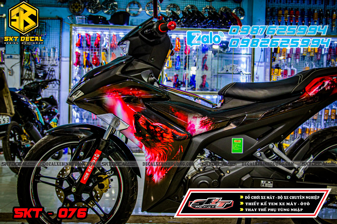tem trùm xe exciter 155 đen đỏ sói đêm