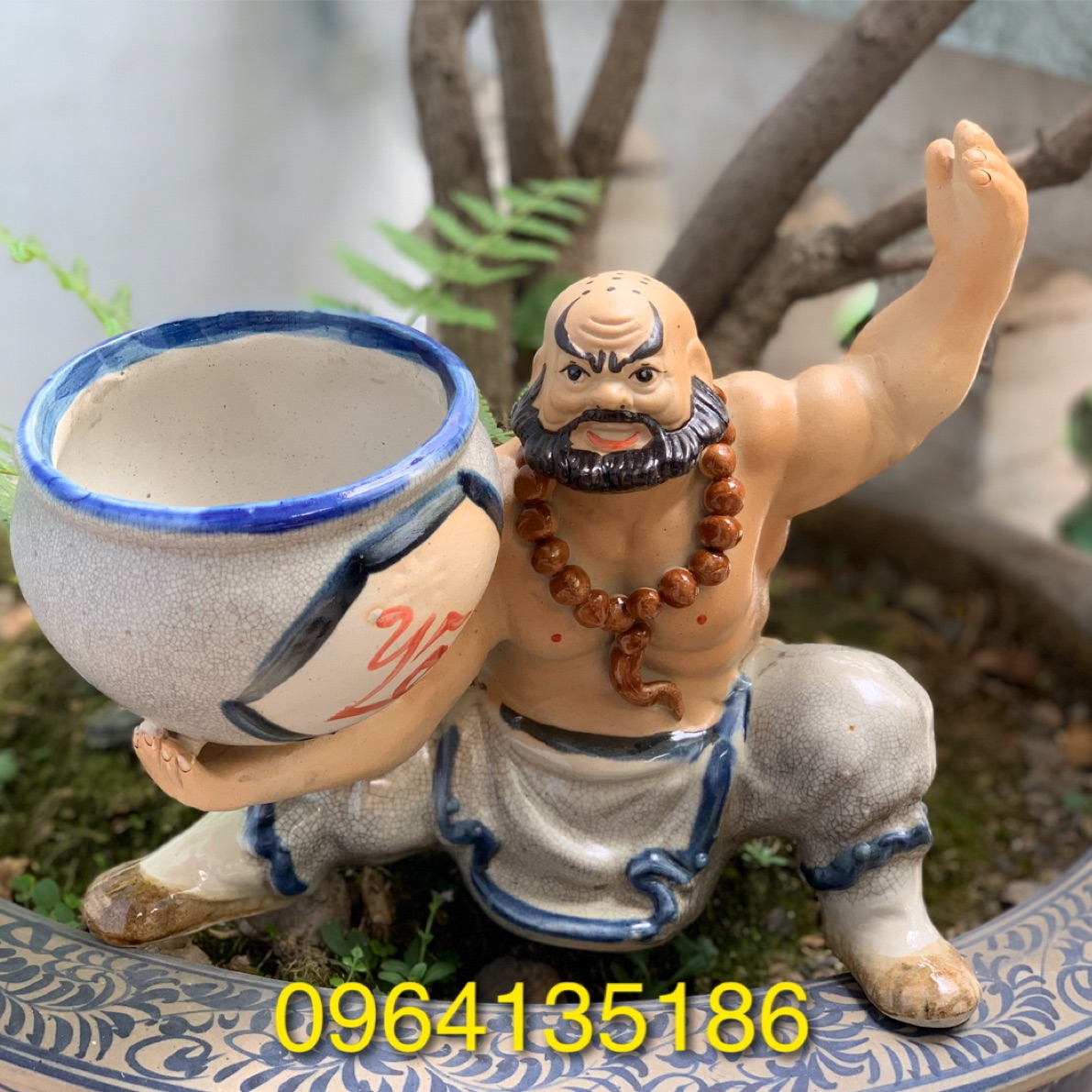 Tượng la hán bê chậu cây tiểu cảnh gốm sứ Bát Tràng