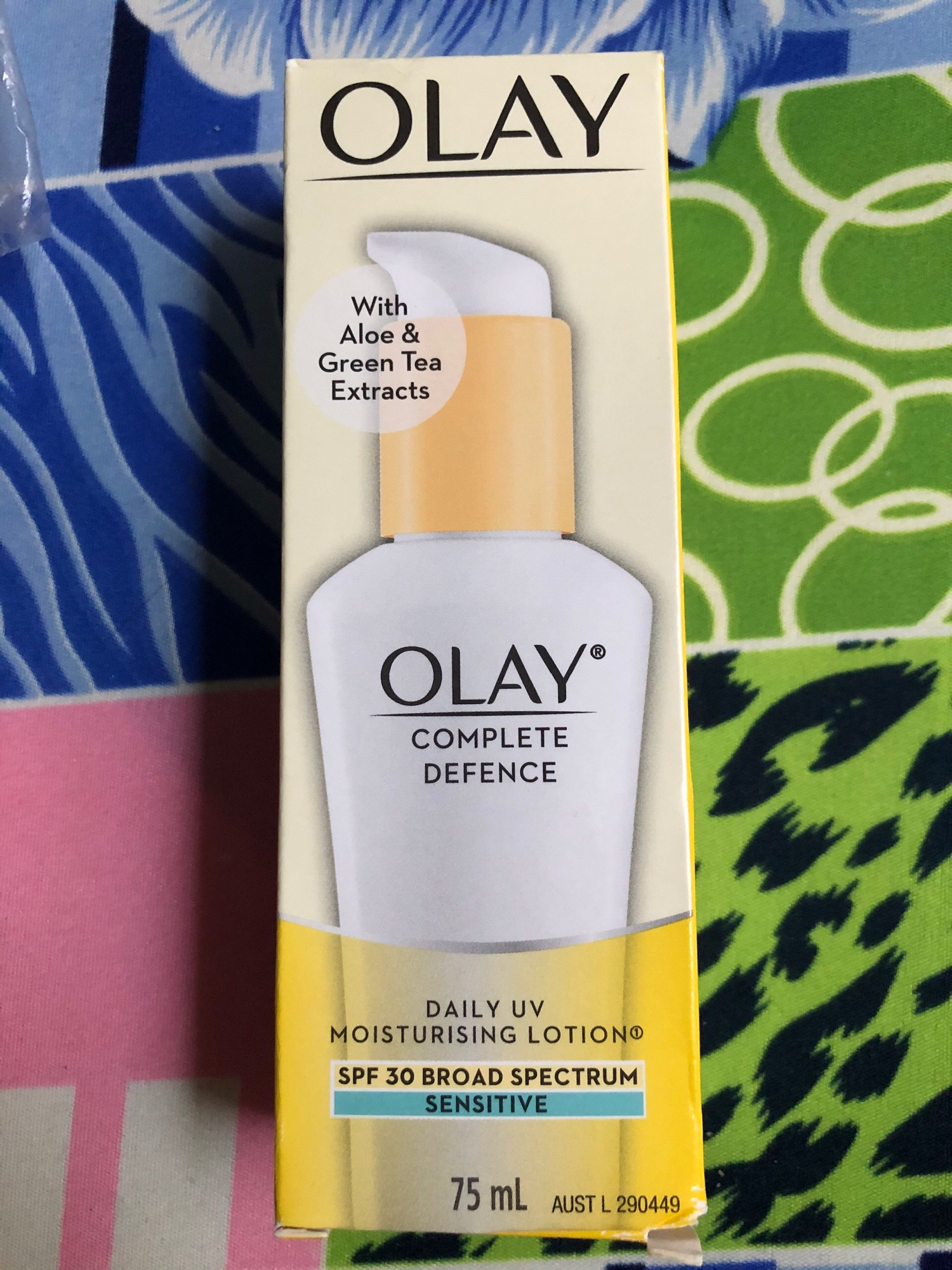 Kem dưỡng ẩm chống nắng Olay Complete Defence SPF 30+ Sensitive 75ml.Hàng xách tay Úc