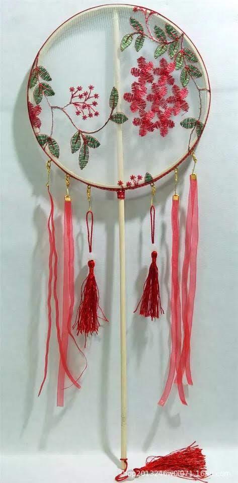 Quạt tròn cổ trang thêu cán dài