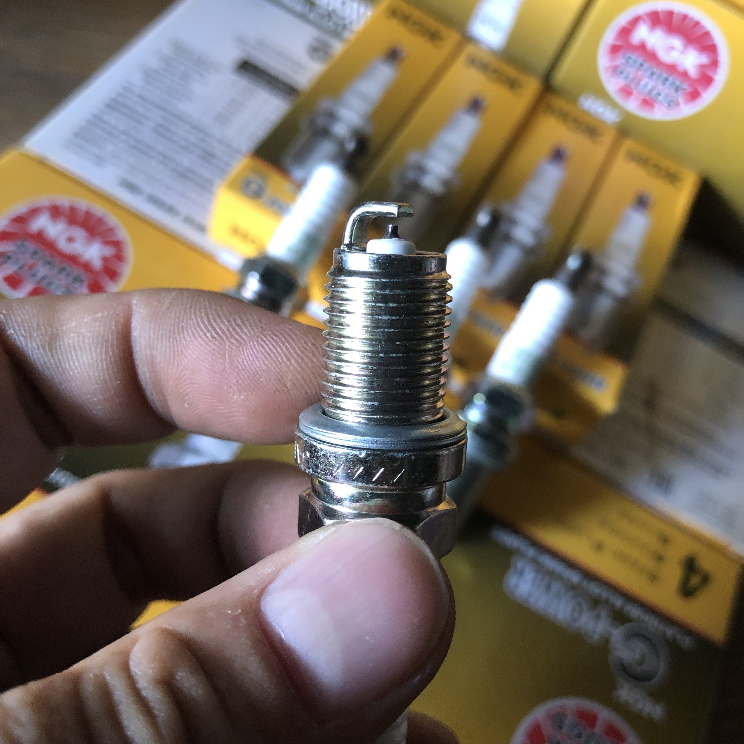 Bộ 4 bugi ngk cho các dòng xe ô tô con đời cũ