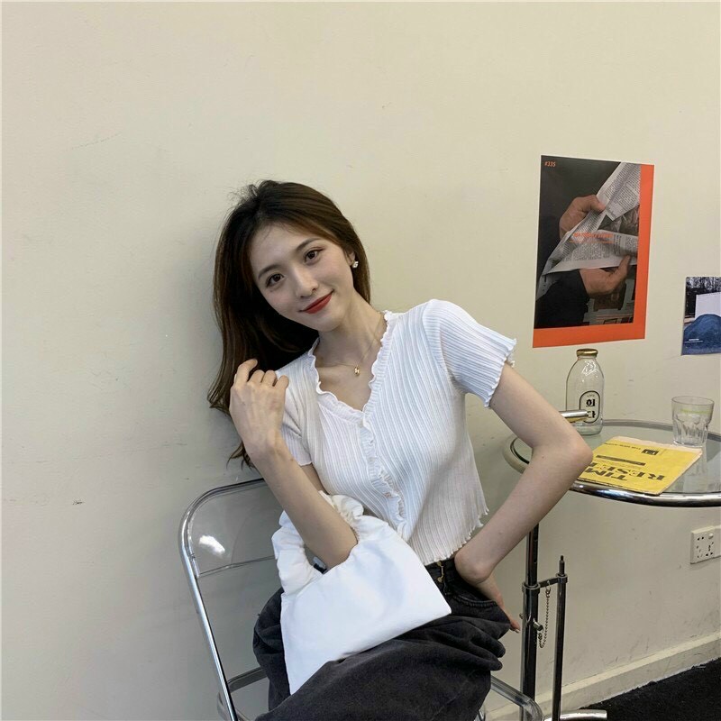 Áo croptop cổ tim viền bèo phối nút cực sang
