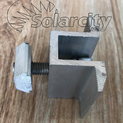 Bát kẹp giữa tấm pin mặt trời
