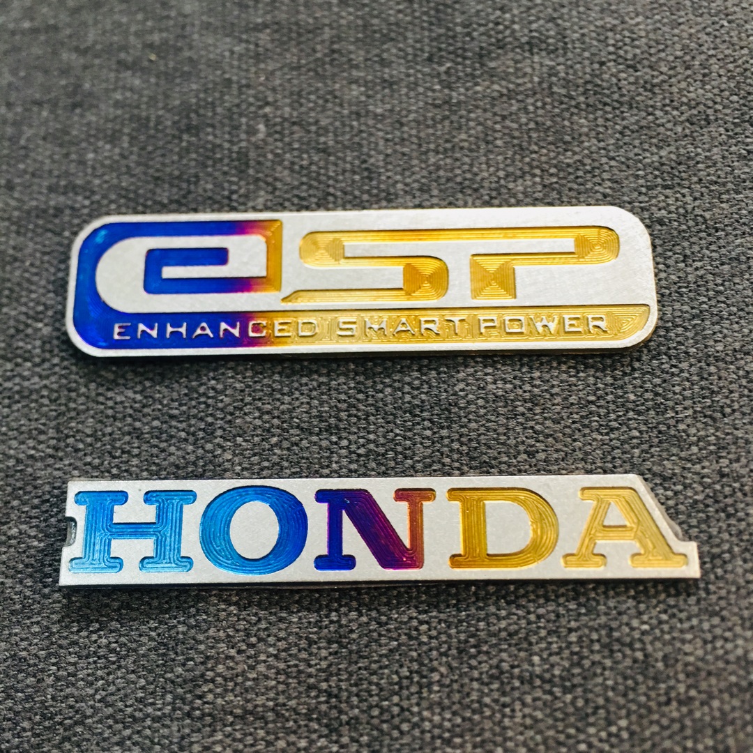 COMBO 2 TEM TITAN XE MÁY LOGO CHỮ GSP VÀ TEM LOGO CHỮ HONDA TRANG TRÍ XE MÁY (KEO DÁN 3M)