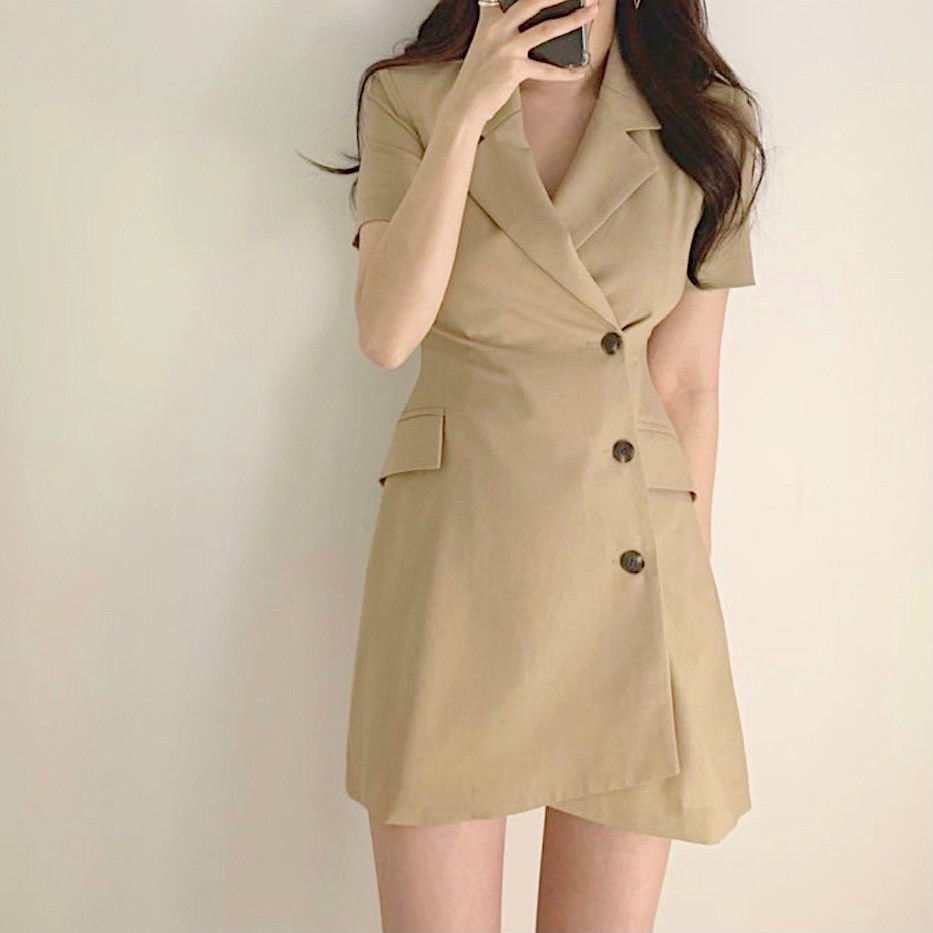 Đầm vest kem nút đen