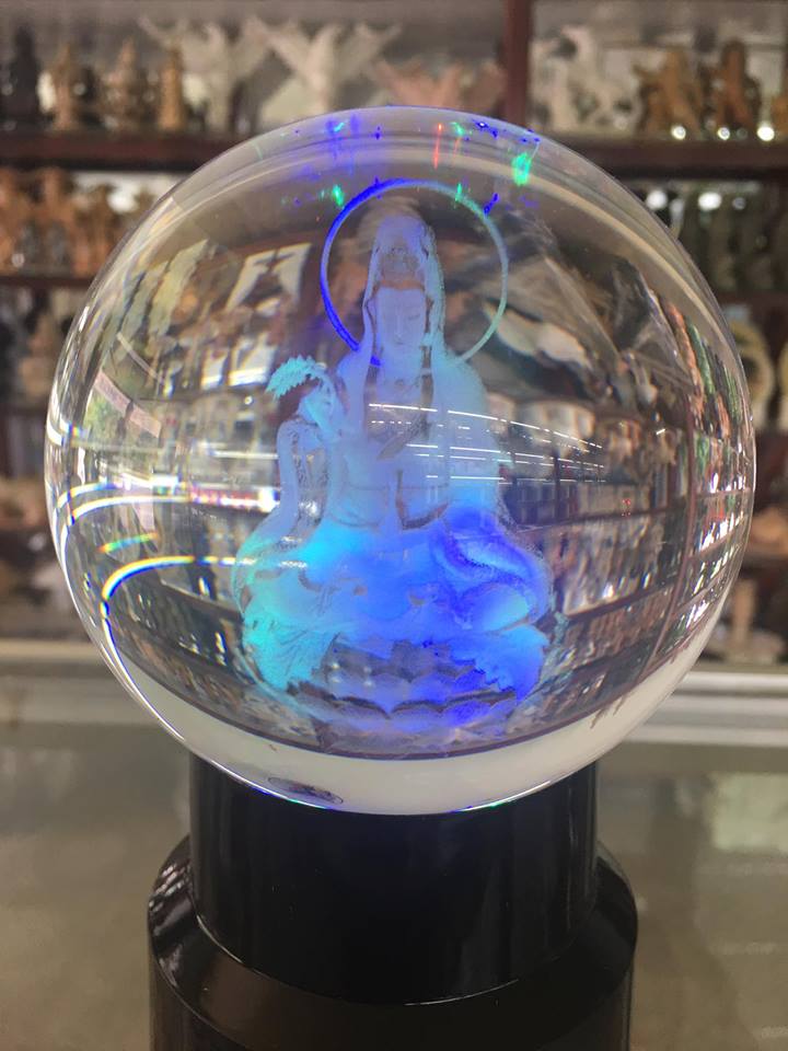 Quả cầu Pha Lê phong thủy chạm âm 3D khắc hình Phật và Rồng - Đường kính 8 cm