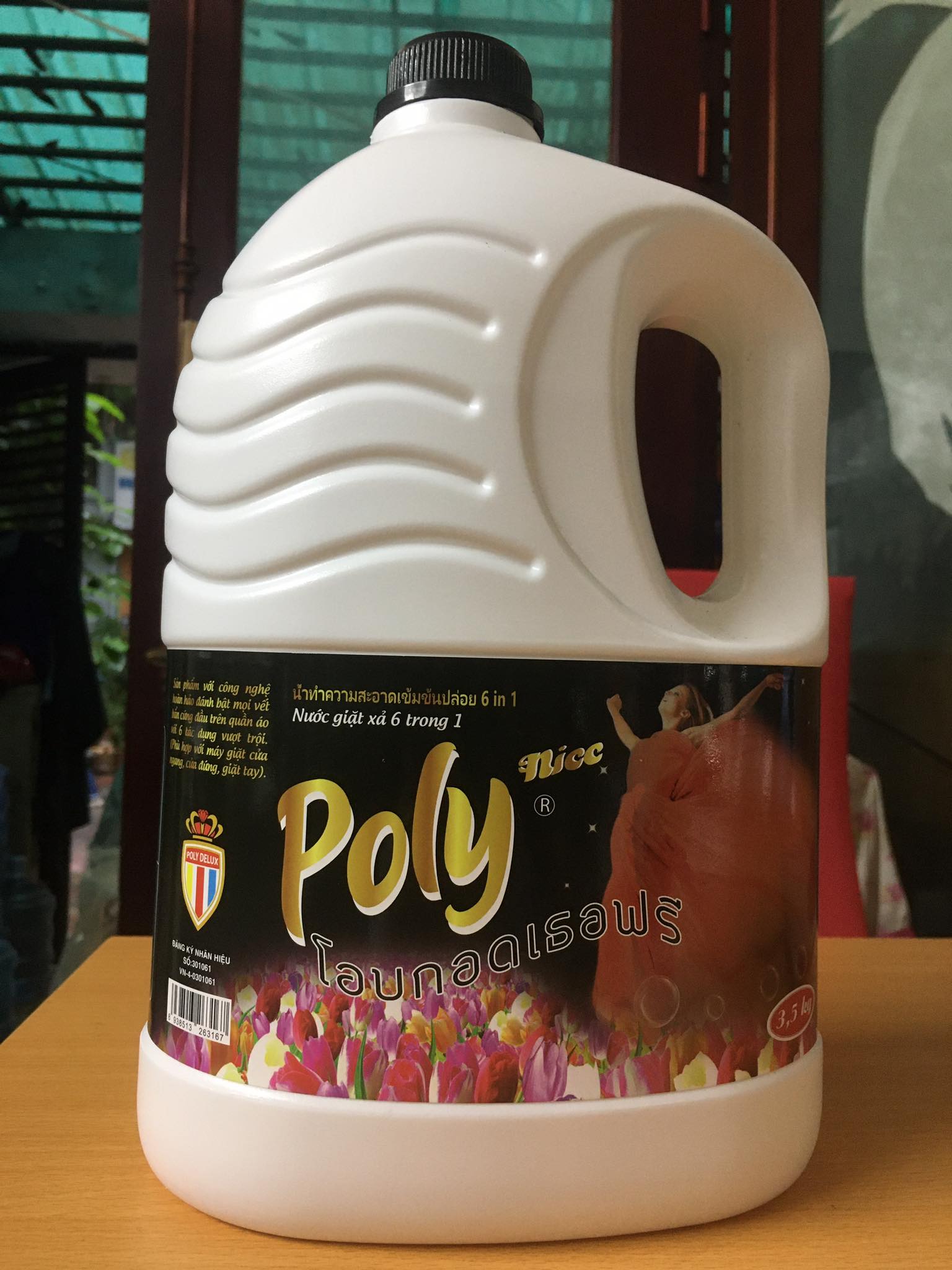 Nước giặt xả Poly Nice