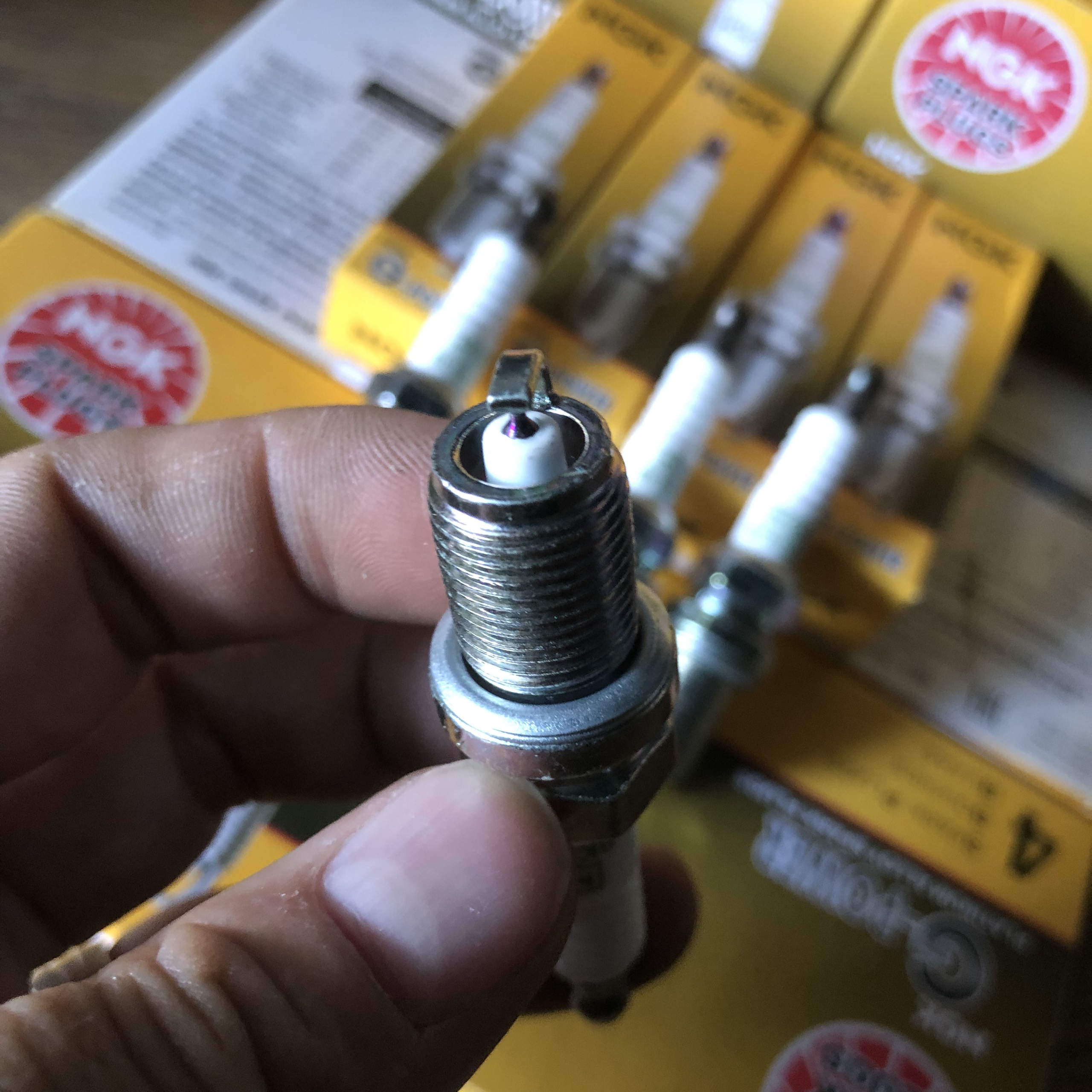 BỘ 4 BUGI NGK CHO CÁC DÒNG XE Ô TÔ CON ĐỜI CŨ