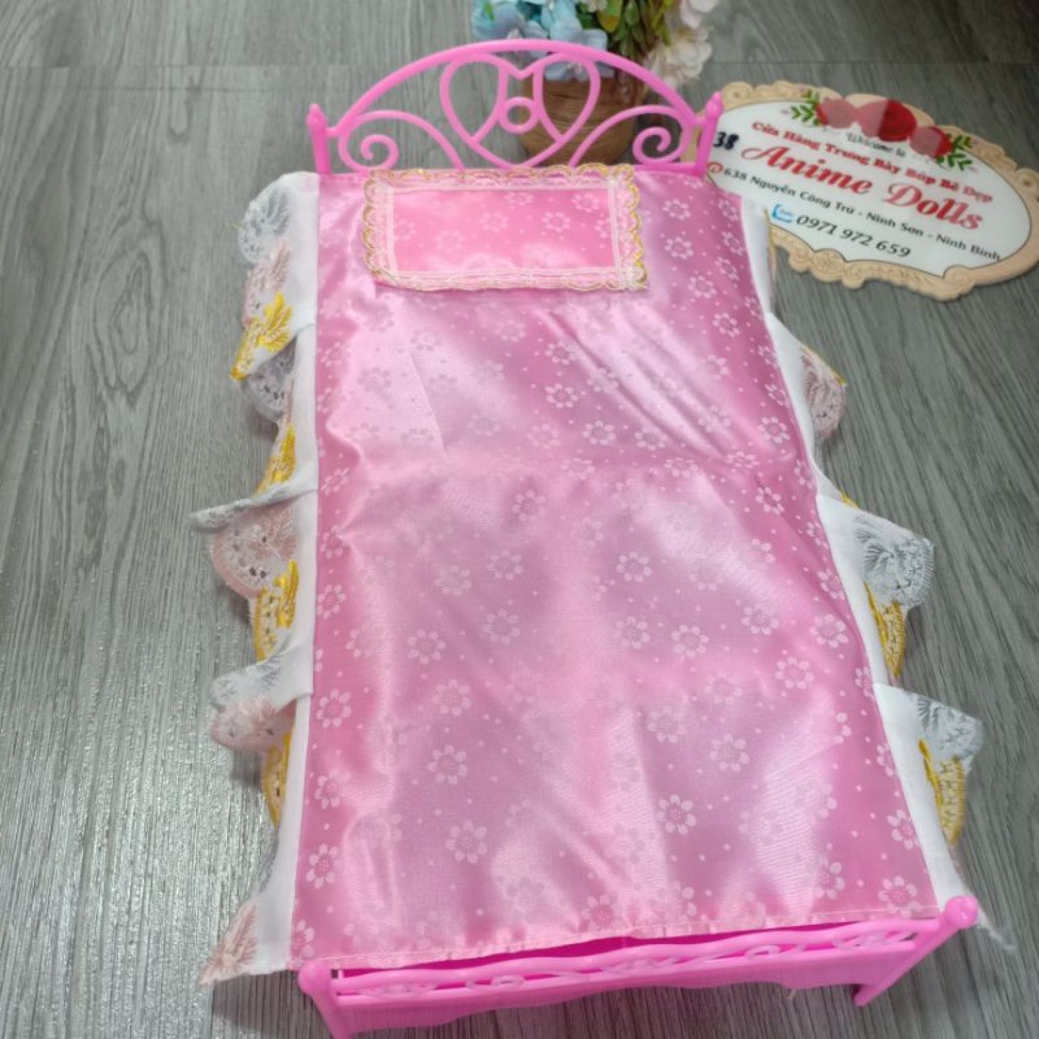 Giường đơn màu hồng kèm ga gối cho búp bê cao 30cm