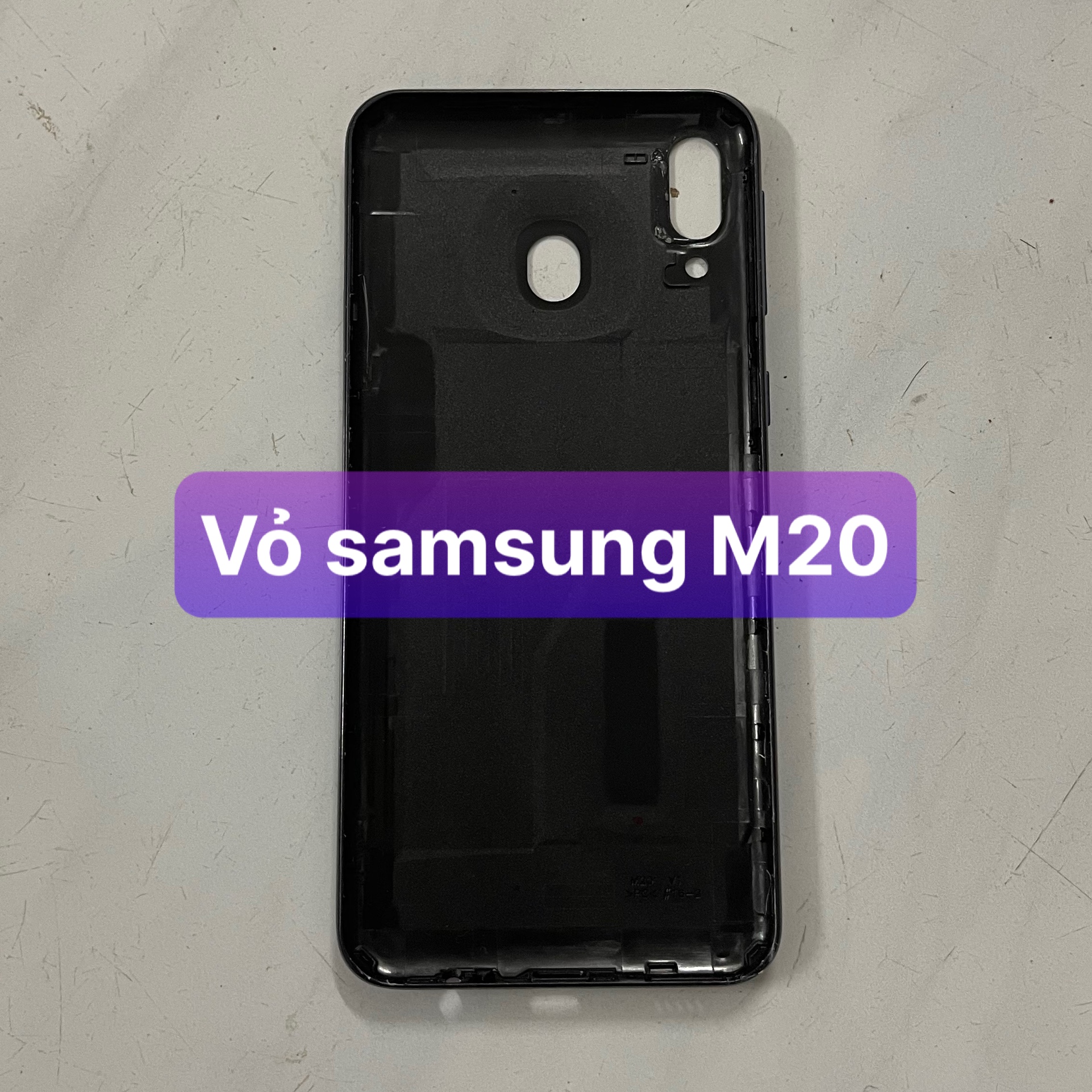lưng vỏ samsung M20 , có kèm theo phím
