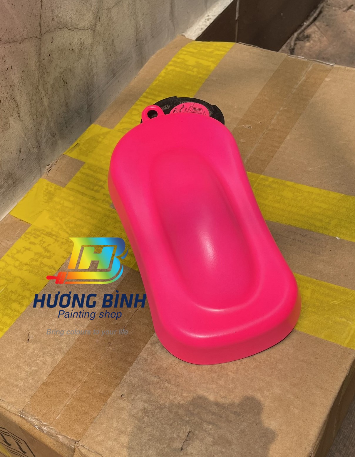 Sơn xịt Samurai màu Hồng Huỳnh Quang - 53 (cần sử dụng cùng nền màu Trắng - UC1002)