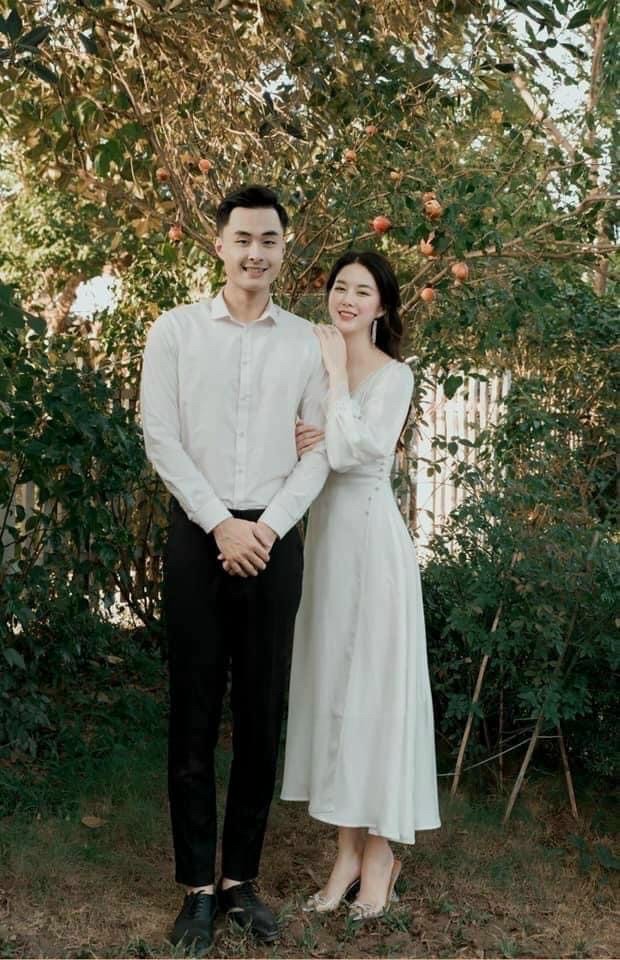 Đầm trắng viền ren nút eo
