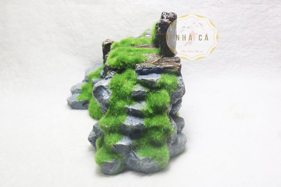 Cầu đá phủ rêu trang trí bể cá
