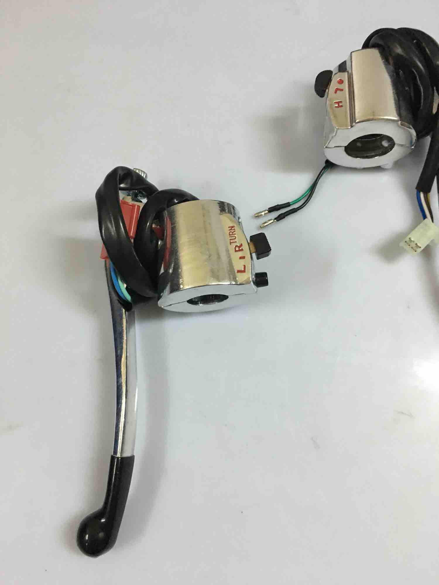 [HCM]Bộm cùm công tắc xe 67 trắng