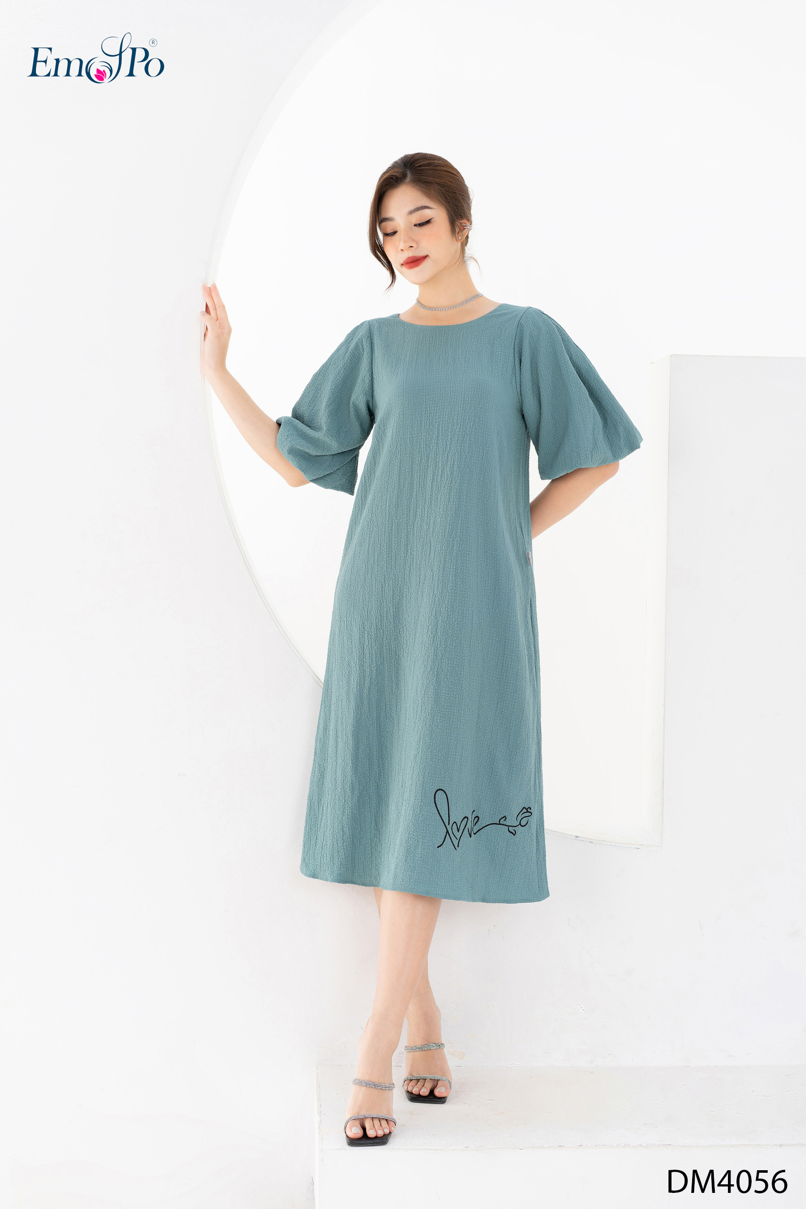 Đầm suông, tay bồng, sẻ lưng thắt nơ sau, thêu chữ ở gấu emspo dm4056