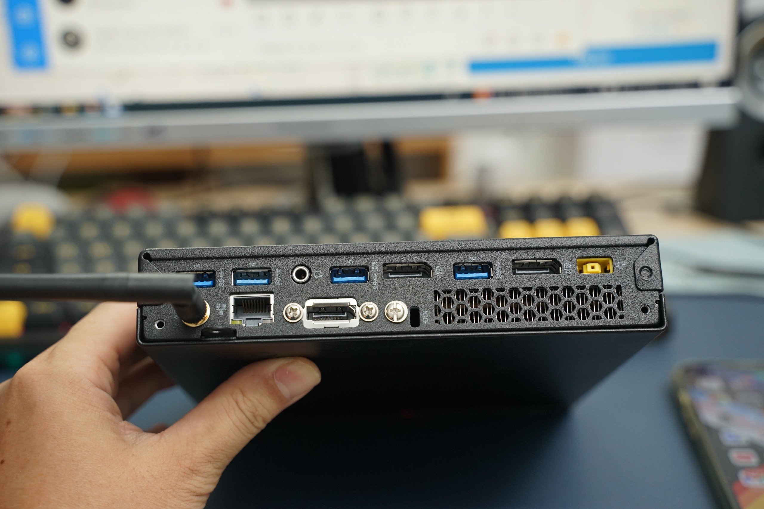 Máy Tính Mini PC Lenovo ThinkCentre M900 Tiny (Core i5-6500t, Ram 8GB, SSD 256GB, Wifi)