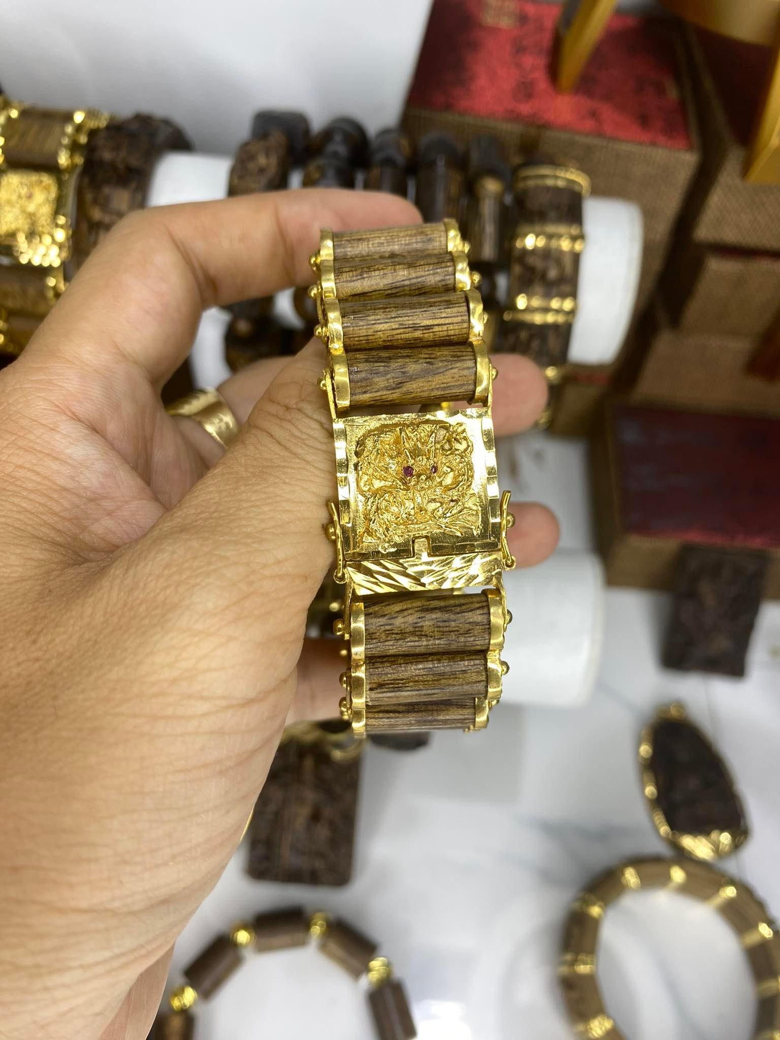 Lắc tay trầm hương tốc tự nhiên.