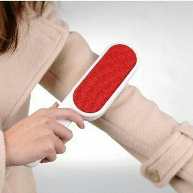Bàn chải lấy bụi trên quần áo