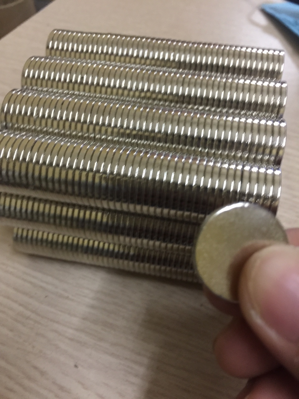 Nam châm viên trắng đất hiếm 20x2mm