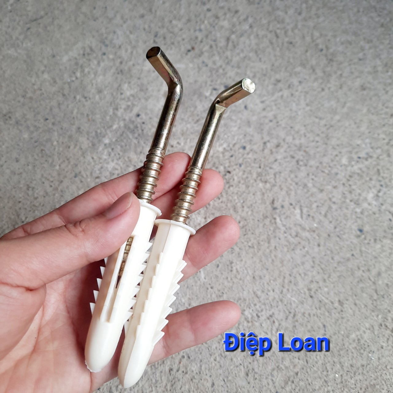 Móc treo bình nóng lạnh