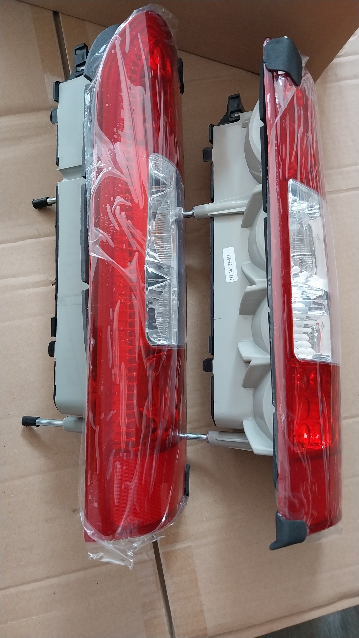 ĐÈN HẬU FORD TRANSIT, ĐÈN NGẮN