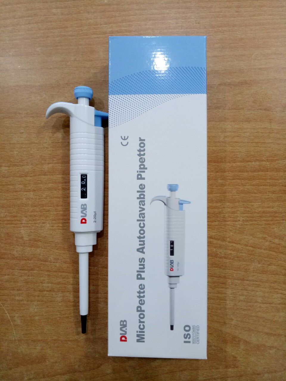 Dụng cụ hút mẫu Micropipette có hấp 1 kênh 2-20µL DLAB