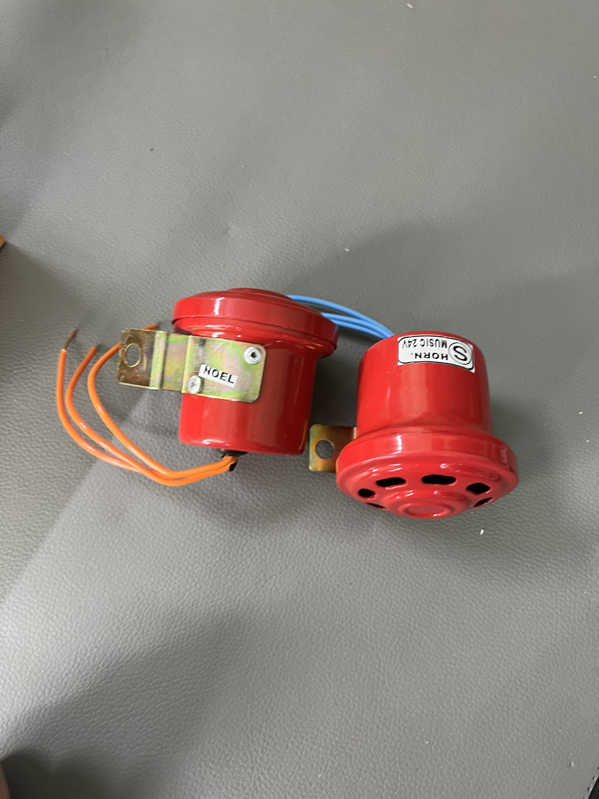 Còi lùi chíp xi nhan đỏ