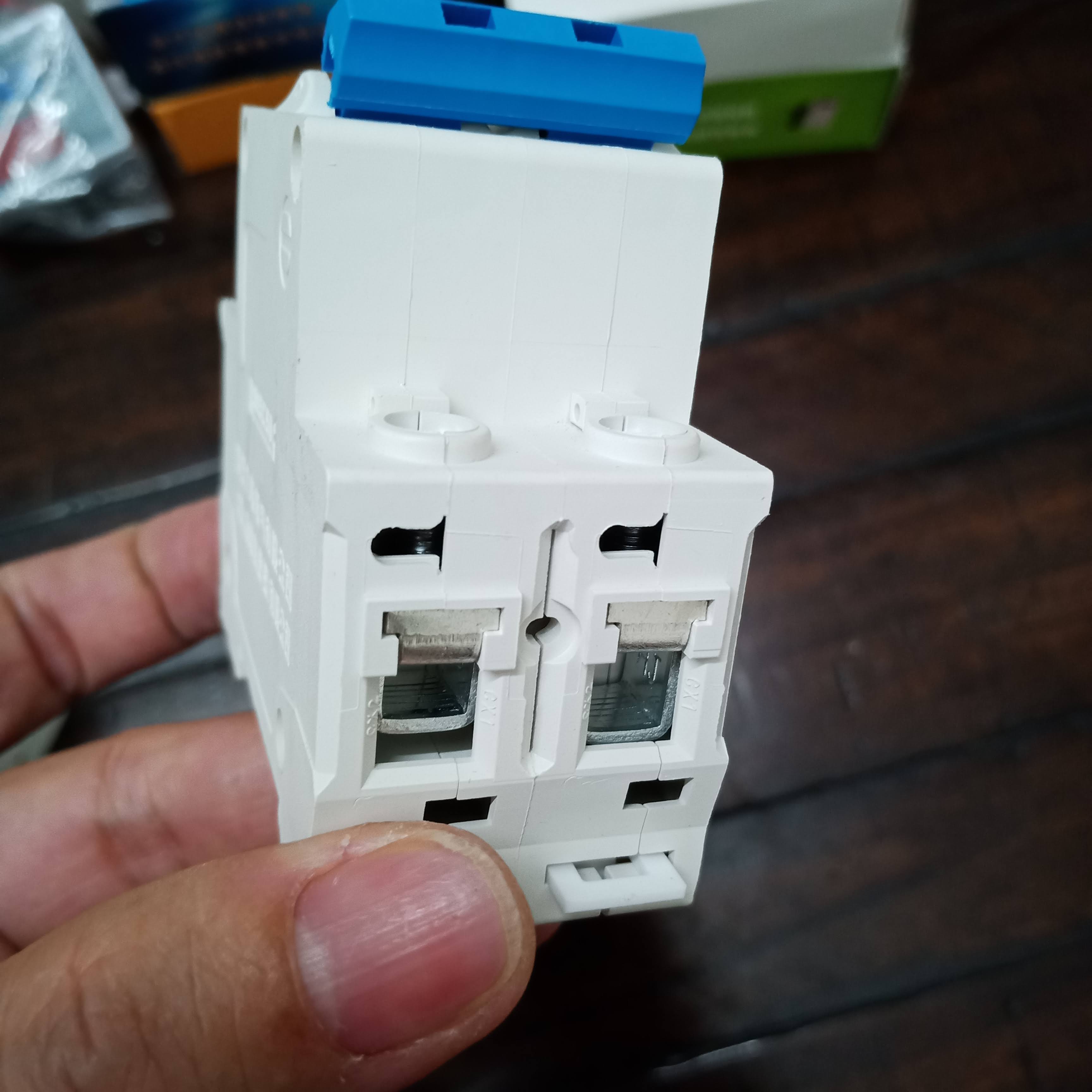 Aptomat CB 1 pha CB 2 cực 20A 40A 220VAC RMSCSH cầu dao
