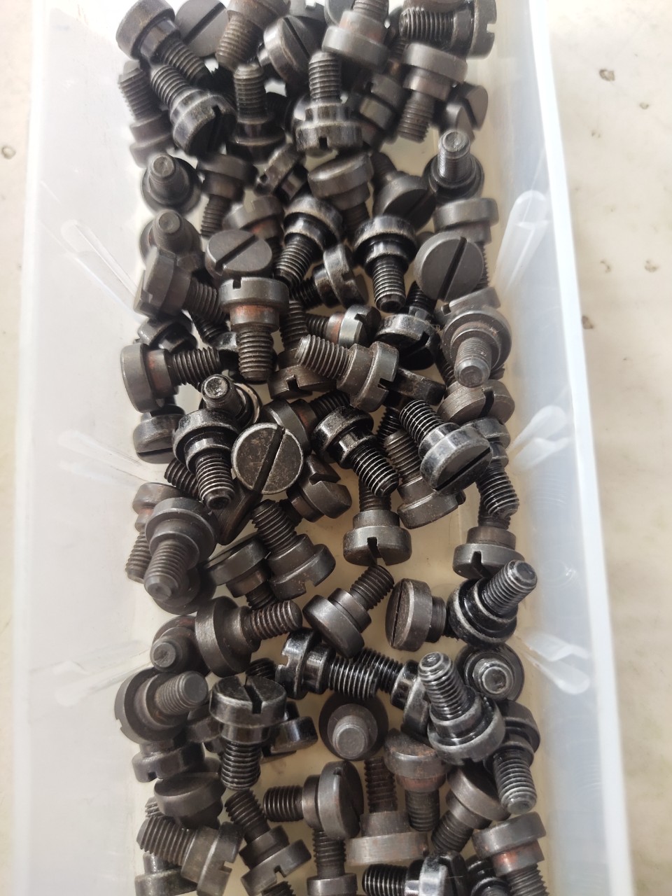 Con ốc tầng gắn càng giựt dao máy may điền tử liền trục