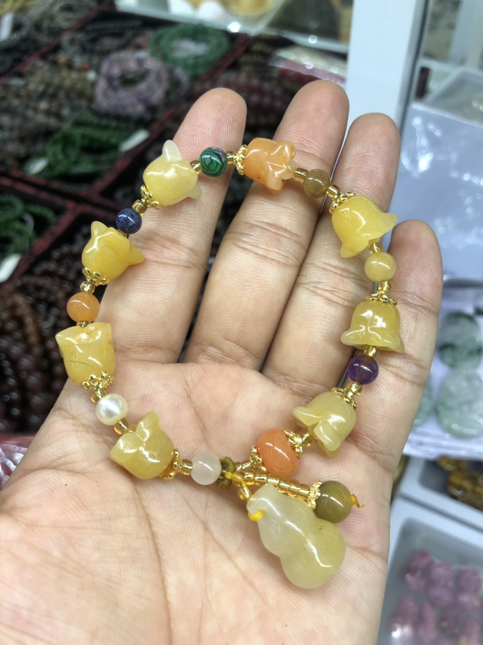 Vòng đeo tay, lắc tay phong thủy kiểu hoa đào chuông đá ngọc hoàng long