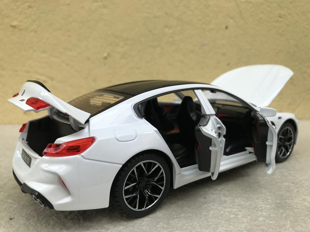 Mô hình xe ô tô BMW M800i 2023 1:24