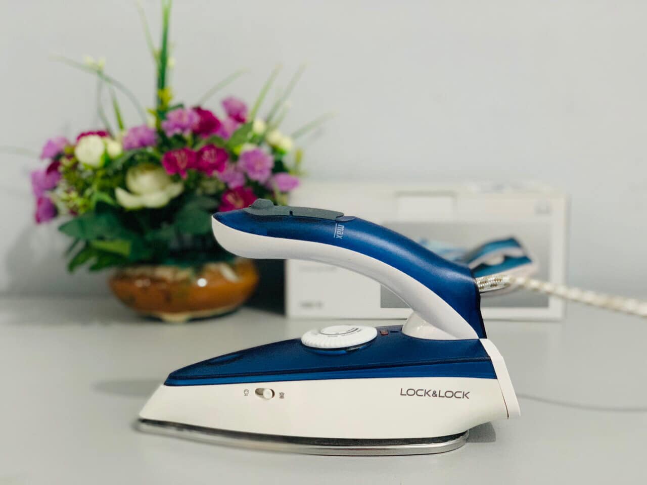 Bàn ủii mini (du lịch) hơi nước Lock&Lock ENI321 (1000W) gấp gọn