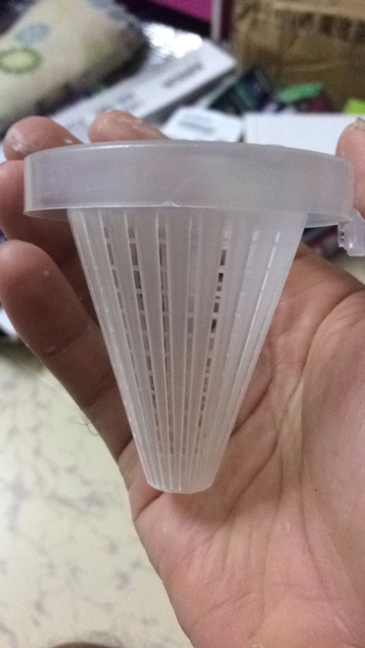 Phễu đựng trùng chỉ cho cá ăn