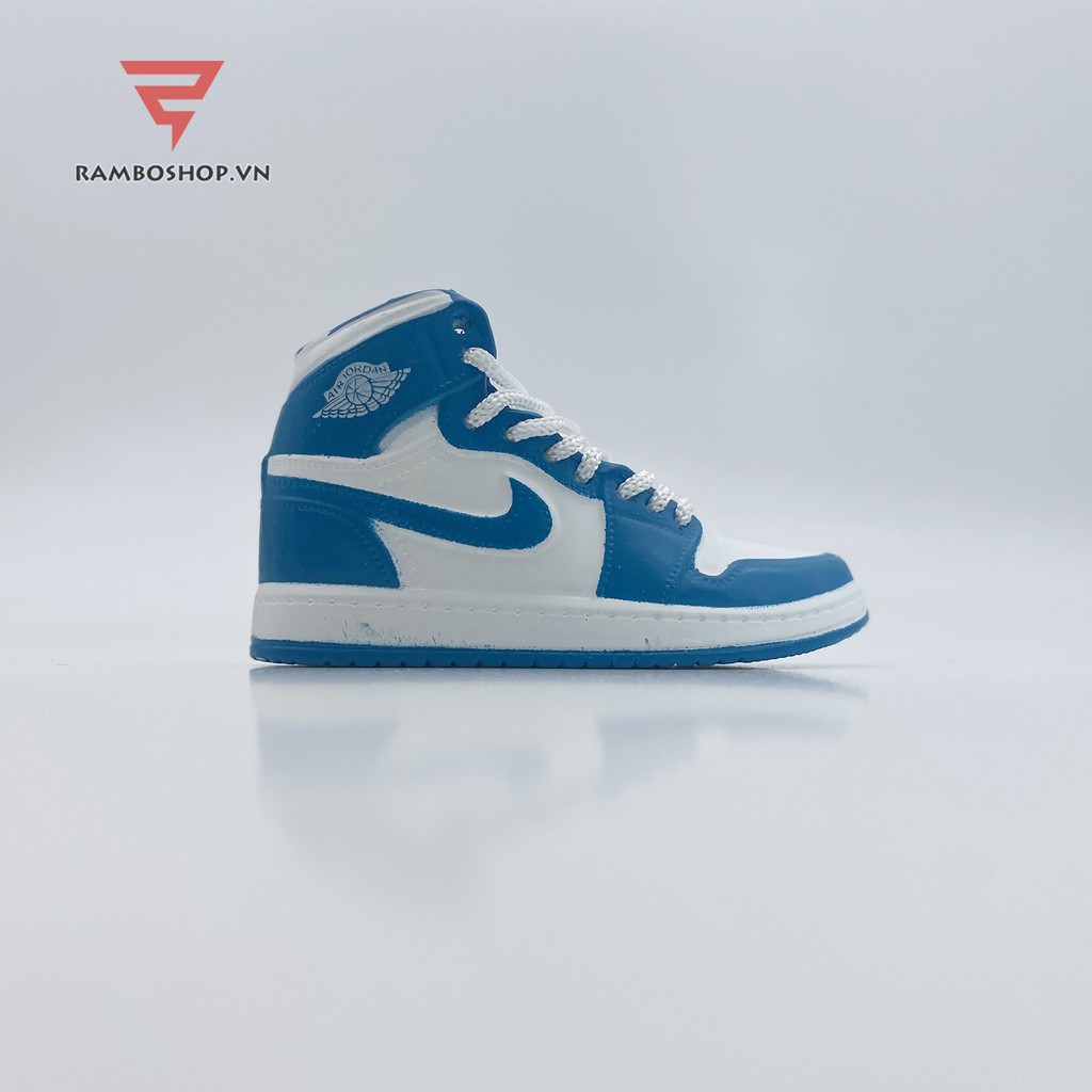 Móc khóa giày Jordan 1 Retro UNC tỉ lệ 1:6 J21