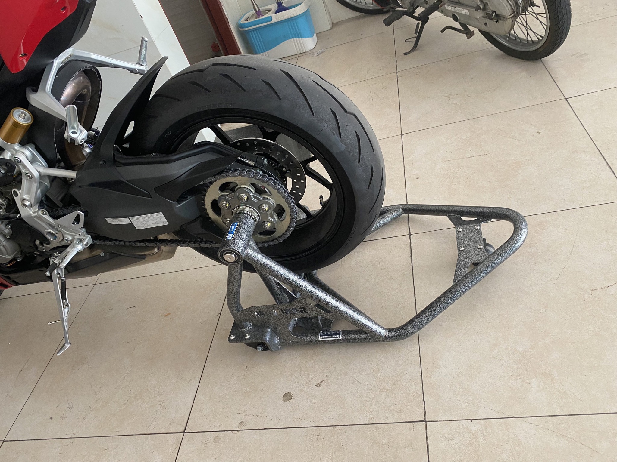 M-Biker Nâng xe motor 1 gắp chuyên dụng.