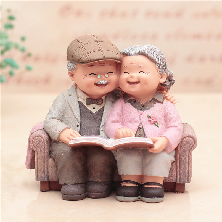 Tượng ông bà đọc sách