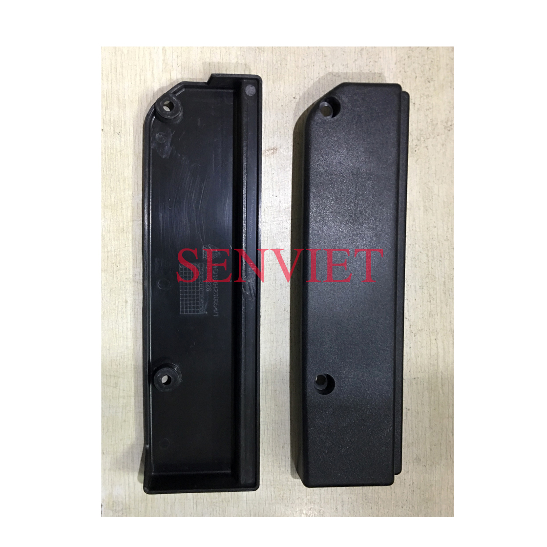 Ốp Nhựa Đen Sau Mí Đèn Pha Howo A7 375 420