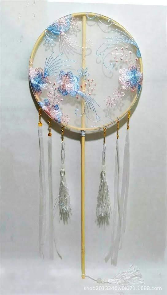 Quạt tròn cổ trang thêu cán dài
