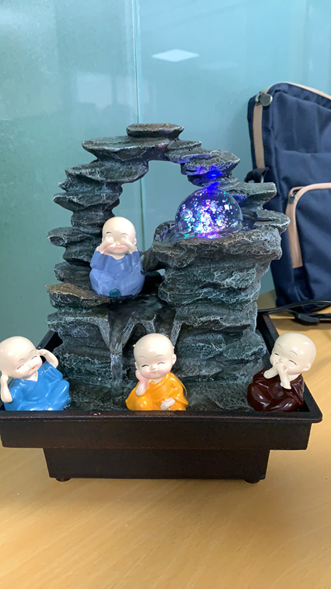 THÁC NƯỚC MINI ĐỂ BÀN – PHONG THUỶ LUÂN + 4 Chú Tiểu