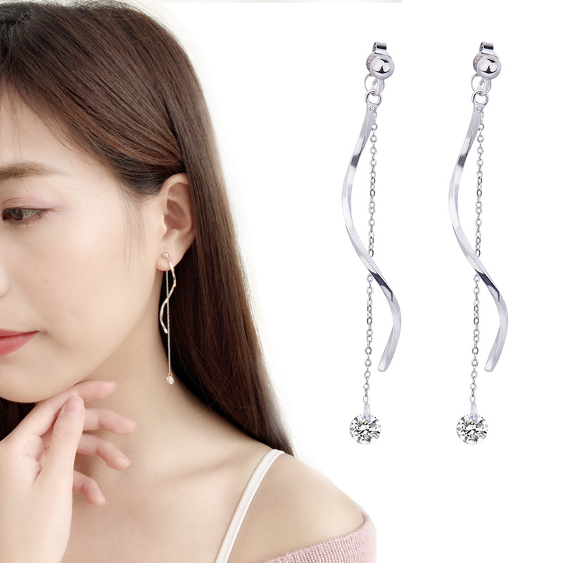 Khuyên tai nữ dài xoắn cá tính