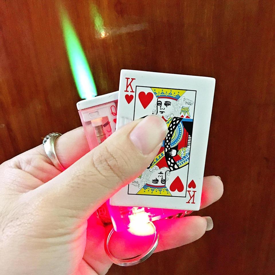 [HCM]BẬT LỬA KHÒ HÌNH LÁ BÀI KÈM MÓC KHÓA CÓ ĐÈN LED NHẤP NHÁY KHI QUẸT RẤT ĐẸP (HÀNG HOT ƯA CHUỘNG)